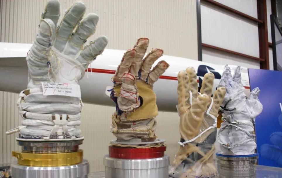 فضانورد دستکش