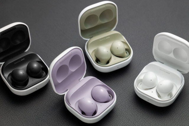 02 02 Berry Family 01 galaxybuds2 family graphite white olive lavender H.0
