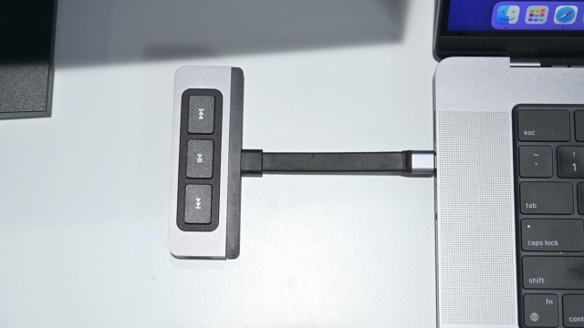47135 91834 Hyper USB C Media Hub on Mac xl