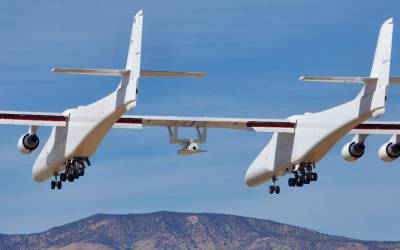 اولین پرواز بزرگترین هواپیمای جهان با پهباد مافوق صوت TA-1!