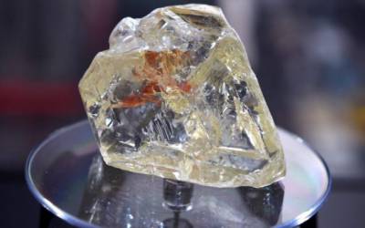 دانشمندان چینی شیشه ای به سختی یک الماس تولید کردند